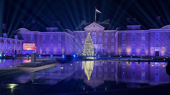 Nationale kerstboom ontstoken bij Paleis Het Loo