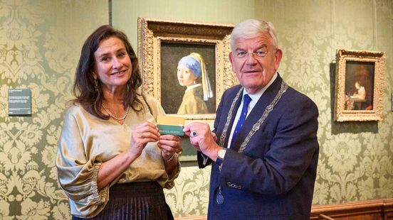 Burgemeester neemt afscheid van wereldberoemd schilderij: 'Let goed op ons meisje' Home