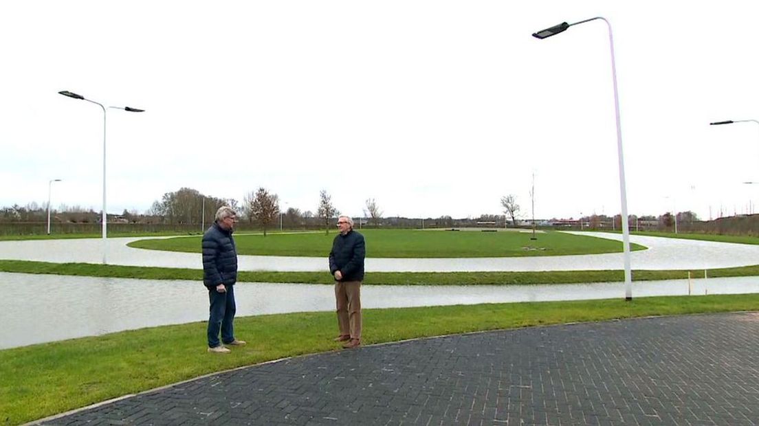 Door de zachte winter ligt de ijsbaan er waterig bij.