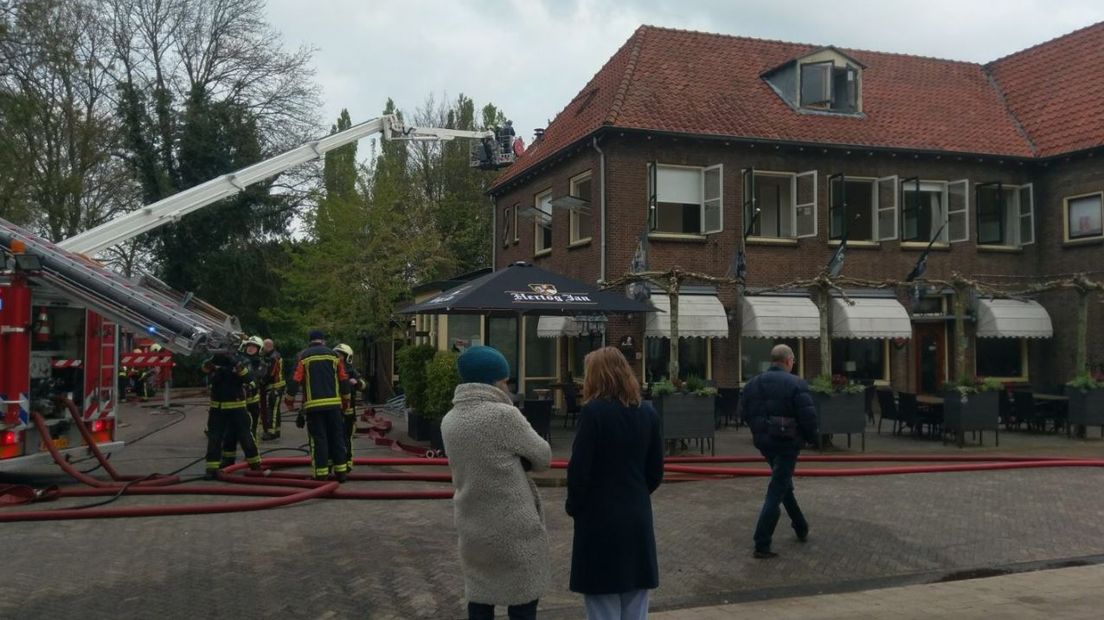 Een grote brand heeft maandagmorgen veel schade aangericht in Grand Café-Restaurant De Pauw in Warnsveld. Er zijn geen gewonden, meldt de brandweer.