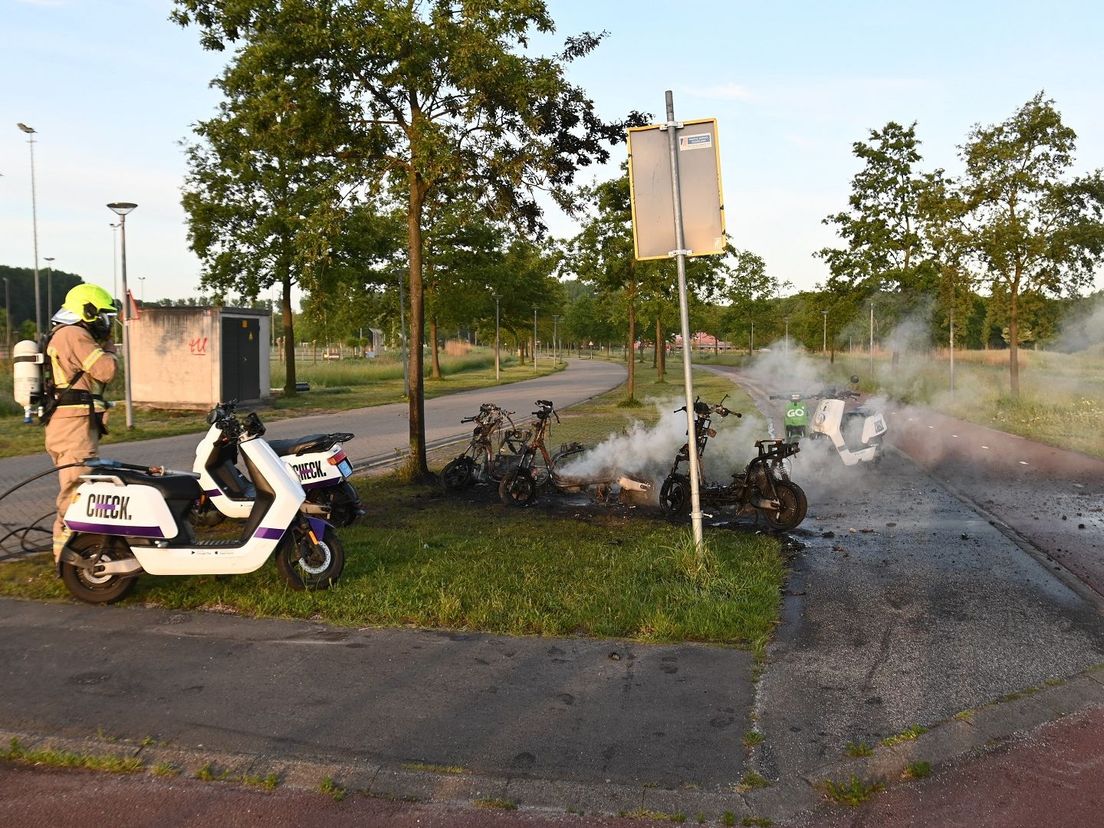 Deelscooters van Check vlogen zondagochtend in Rotterdam in de brand