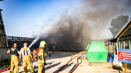 Grote brand bij motorcrossclub in Bleiswijk, rookwolken in omgeving te zien