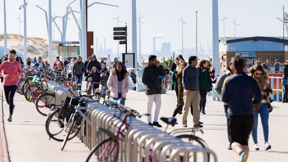 Mensen trekken er op uit, zoals naar het strand op Scheveningen