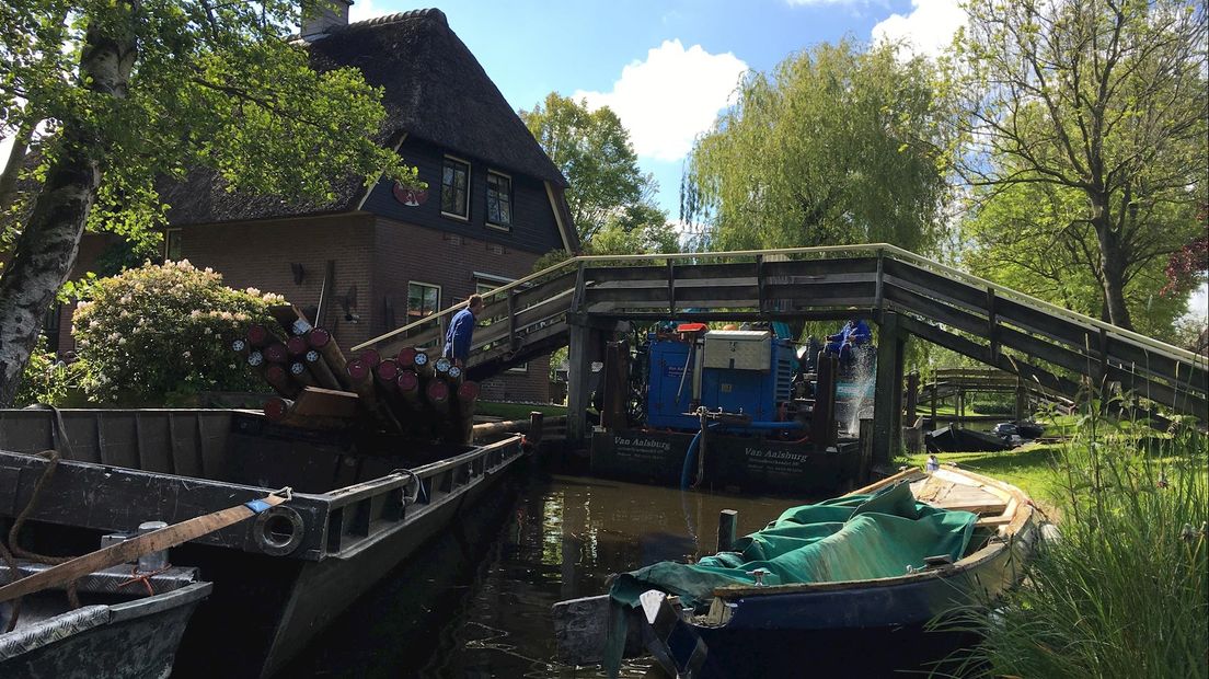 plaatsen van botsbescherming bij bruggen in Giethoorn