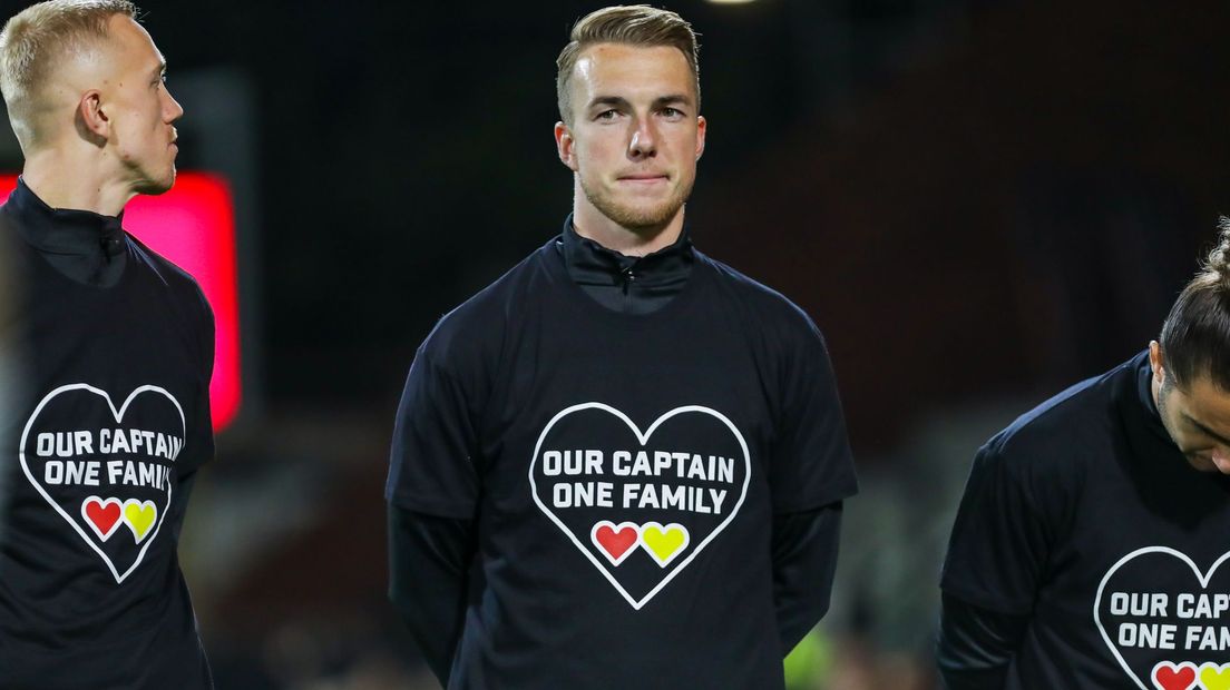 De spelers van GA Eagles droegen vooraf speciale shirts met een boodschap voor Kuipers