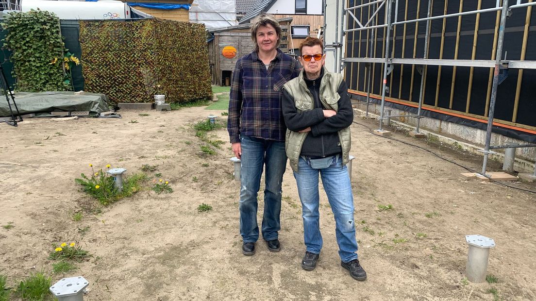 Dajenne en Marita op de plek waar inmiddels hun huis had moeten staan