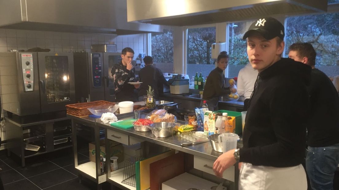 Hostel Stayokay in Apeldoorn is een week in handen van studenten. Zij studeren normaal aan de hogeschool TIO in Amsterdam en Rotterdam, maar serveerden dinsdag het eerste ontbijt in hun eigen hotel.