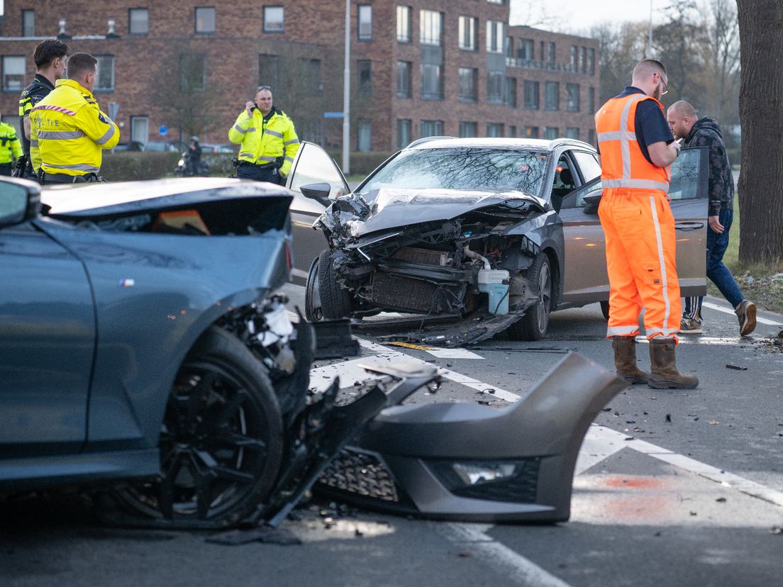 Op beelden is te zien dat beide auto’s enorme schade opliepen.