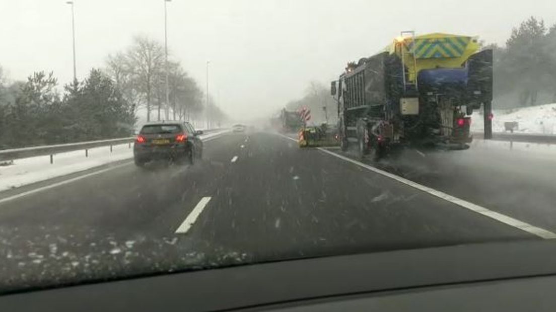 Het verkeer op wegen in Gelderland heeft zondagmiddag last van sneeuwval. Tot het middaguur waren er weinig problemen. Maar het wordt nu drukker op de wegen. Breng haalt de bussen naar binnen.