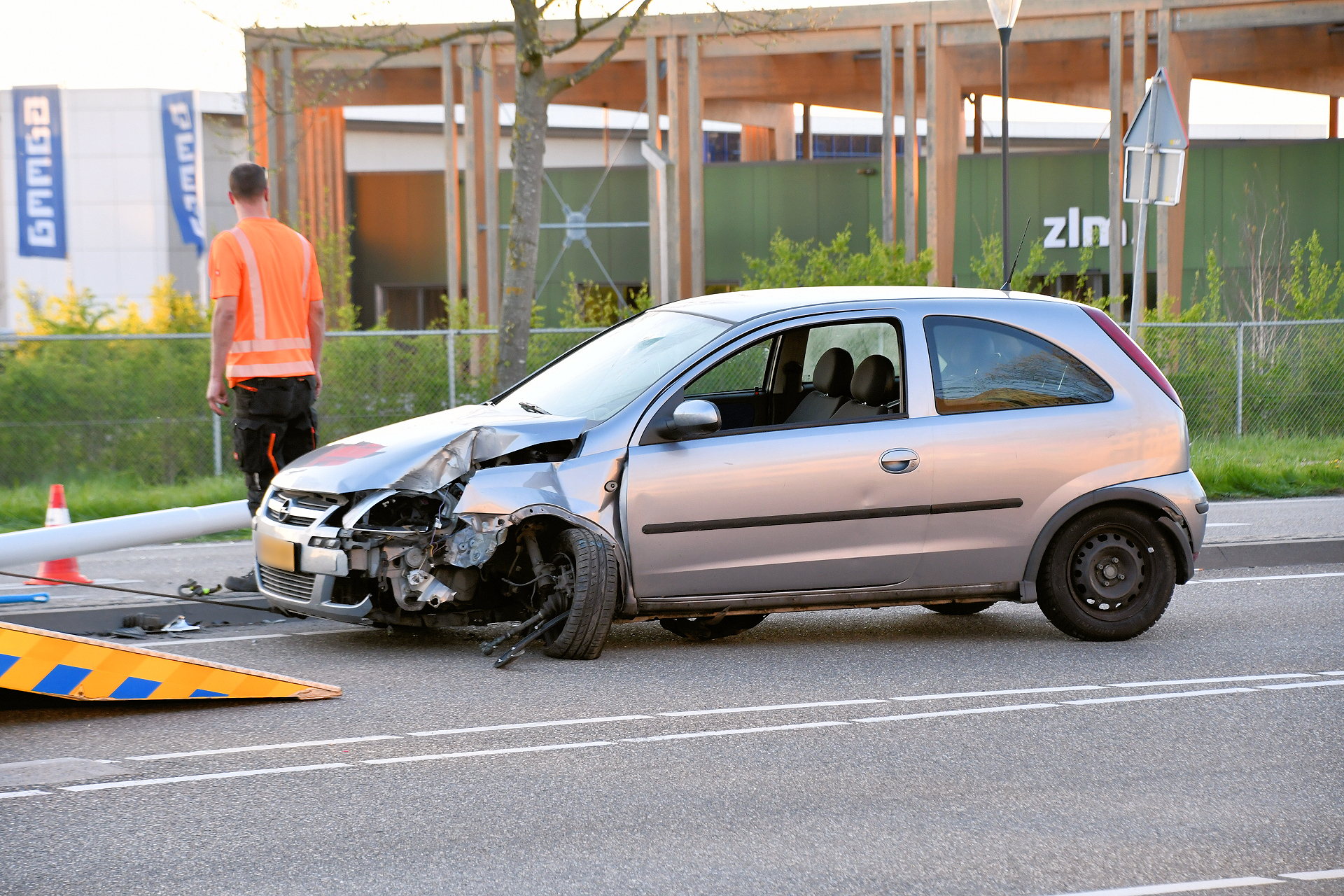 Auto botst tegen lantaarnpaal in Goes
