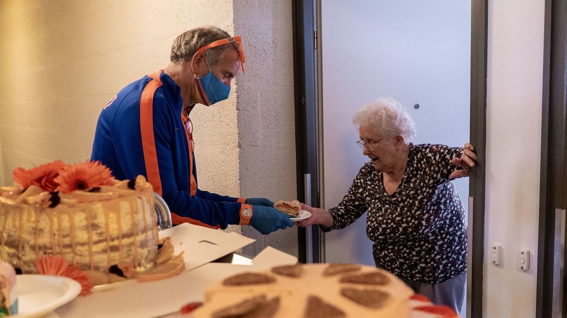 Wim Stevens van Beleef Beilen verrast een bewoner met een stuk taart