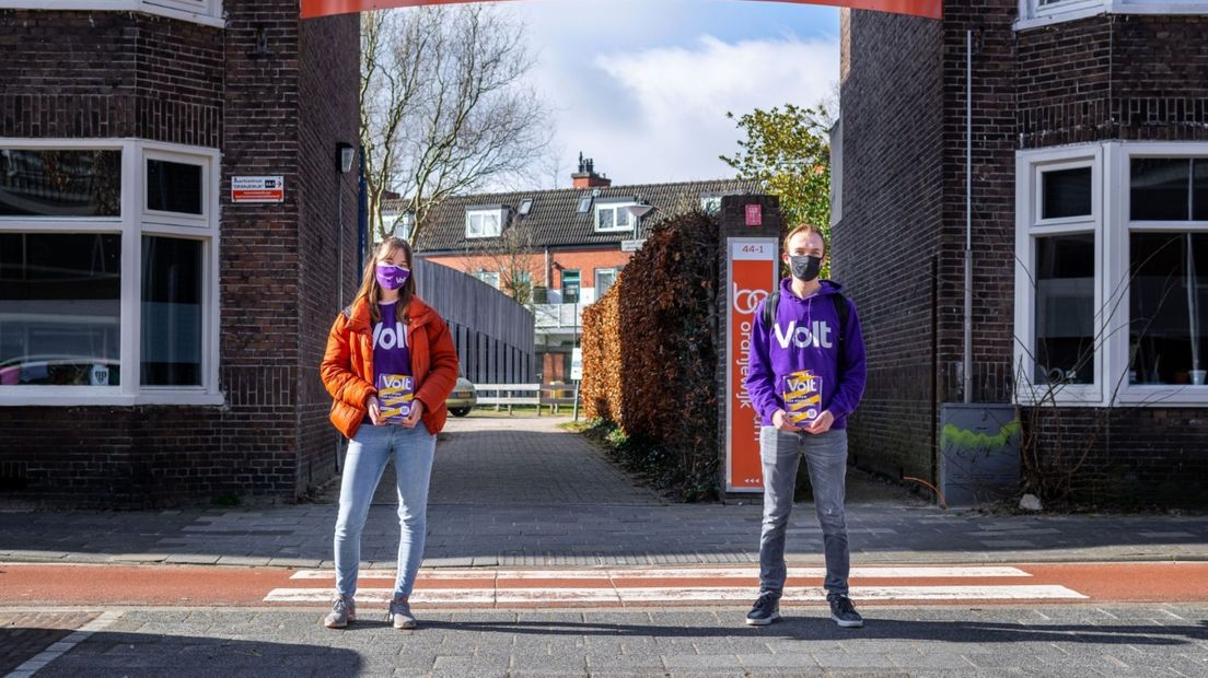Een campagneteam van Volt in de stad Groningen in de aanloop naar de verkiezingen voor de Tweede Kamer