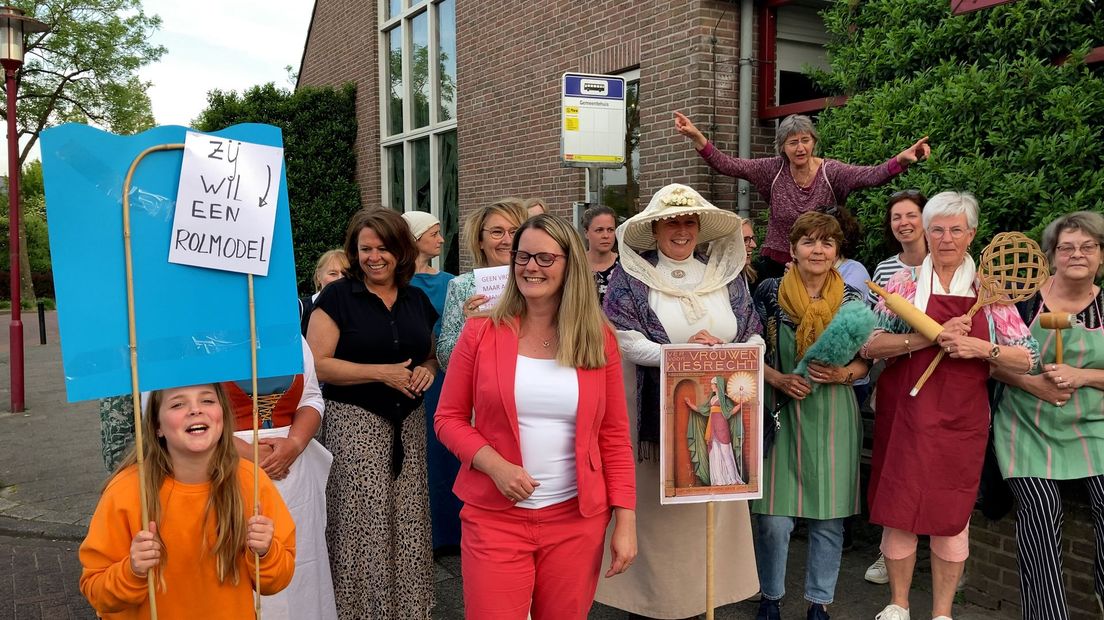 Tientallen vrouwen stonden maandagavond bij het gemeentehuis in Meerkerk met protestborden.