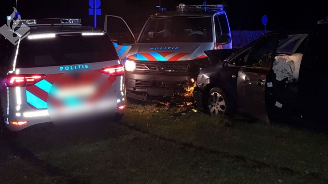 De auto botste vlakbij het TT Circuit op een politieauto (Rechten: Facebook Politie Noord-Drenthe)