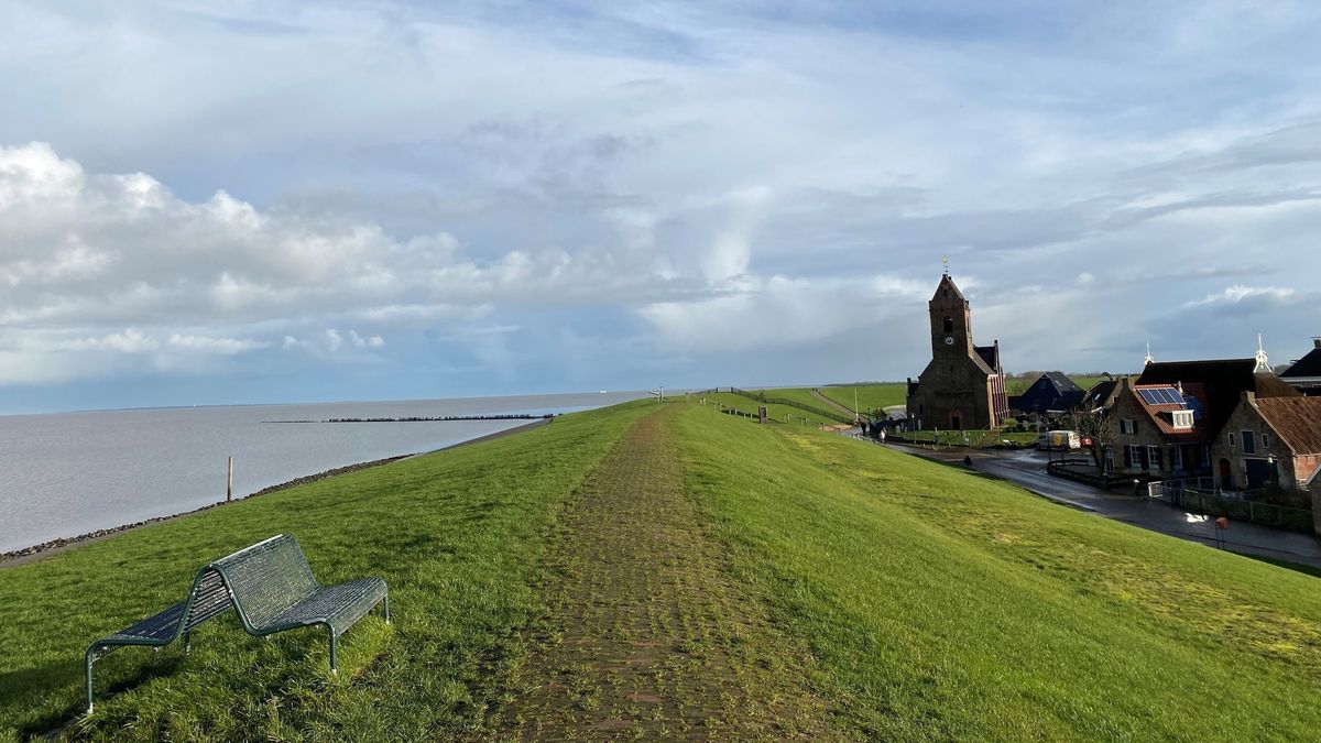 Dwarsliggen op de zeedijk bij Wierum uit protest tegen dijkverbreding aan dorpskant