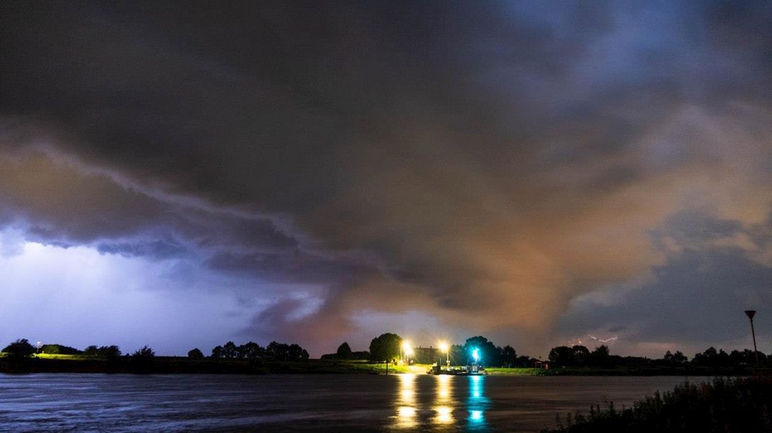 Onweer boven de IJssel bij Wijhe