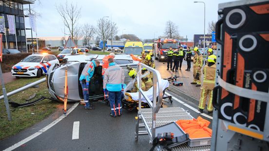Auto komt op zijn kant terecht na botsing met lantaarnpaal. Auto komt op zijn kant terecht na botsing met lantaarnpaal.