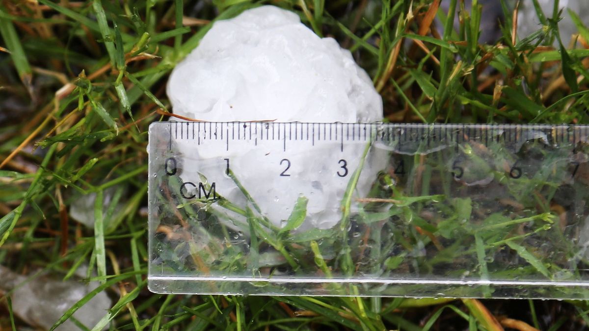 Centimetersgrote hagelstenen en grote plassen in Drenthe