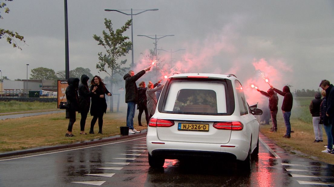 Erehaag met fakkels bij afscheid verkeersslachtoffer Artak (35)