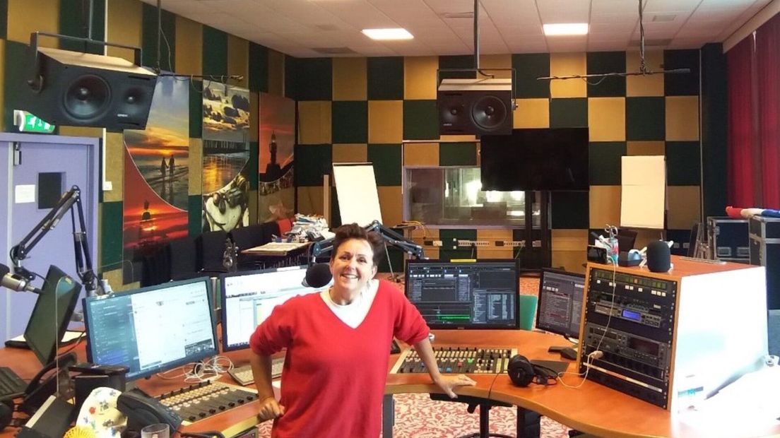 De oude raadzaal van Souburg is nu Studio 1 van Omroep Zeeland - met Elsa van Herman achter de microfoon