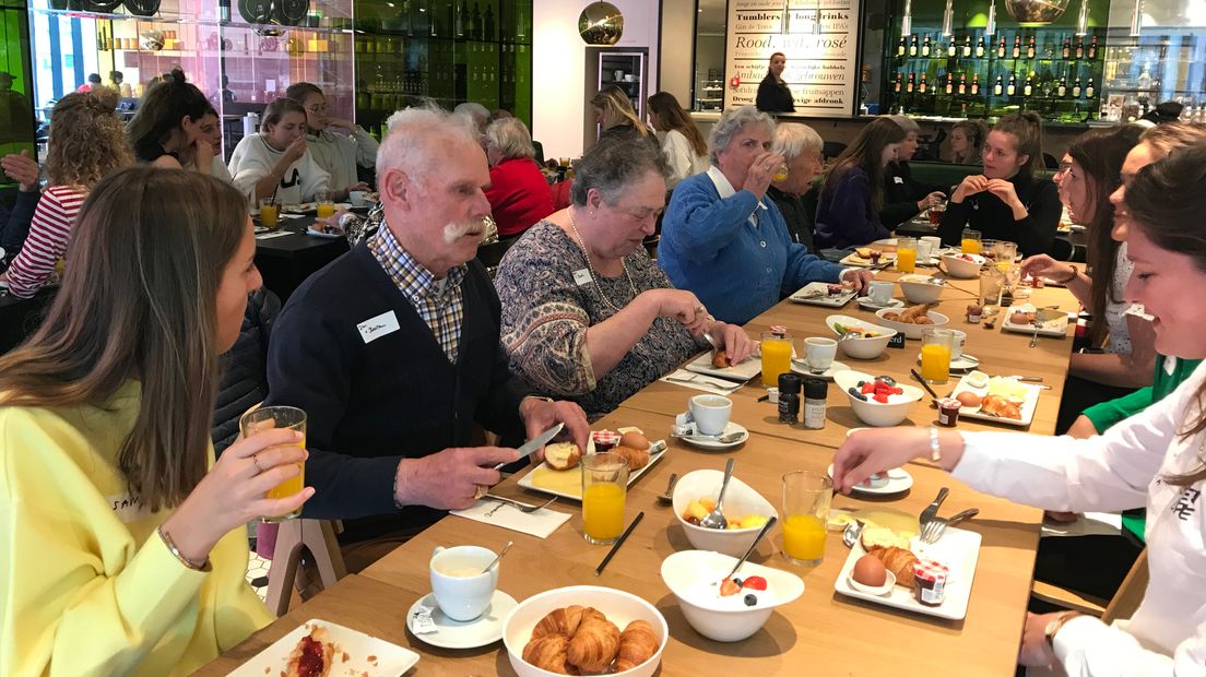 De gasten laten zich de brunch goed smaken.