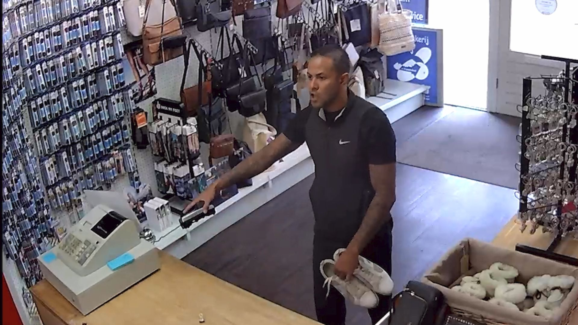 Schoenenzaak kort en klein geslagen in woede-uitbarsting