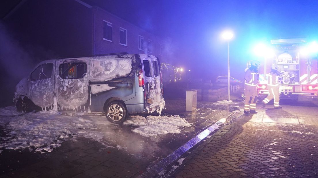 Tijdens de jaarwisseling brak er brand uit in een bedrijfsbus in Coevorden (Rechten: Persbureau Meter)