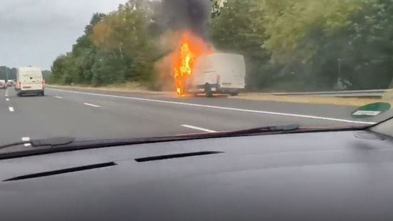 Busje vliegt in brand op A50, twee rijstoken dicht