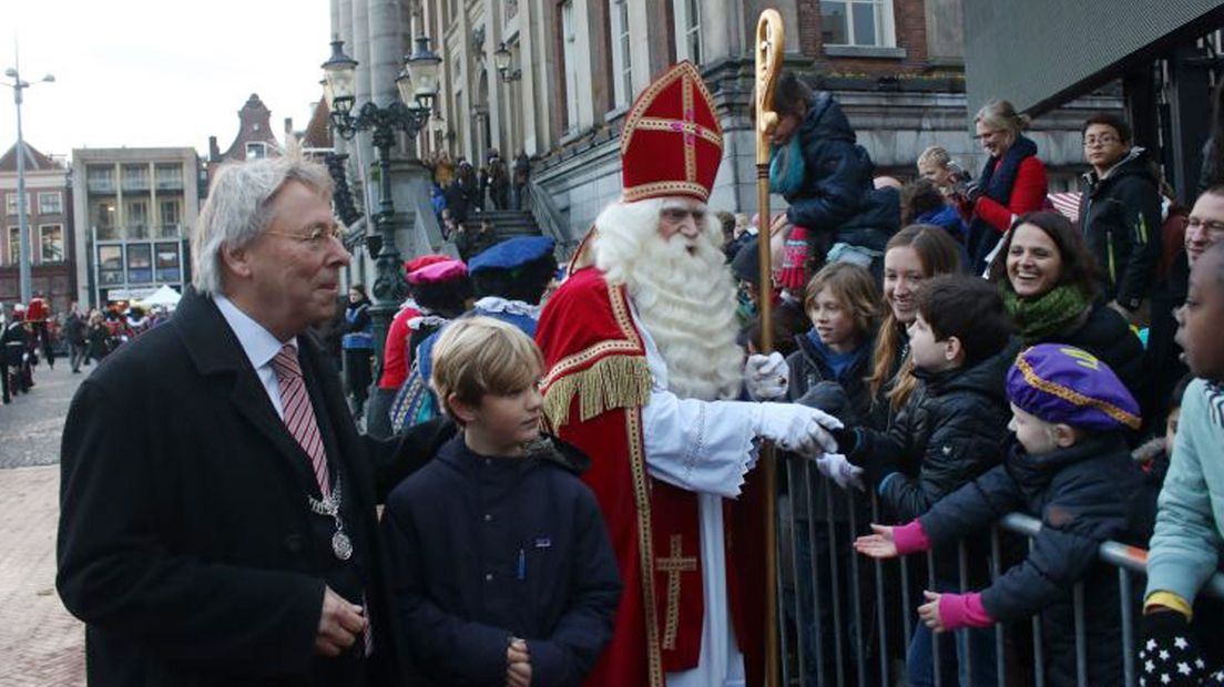 Sinterklaas met burgemeester Den Oudsten
