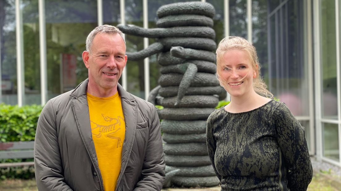 Jan Mulder en Milou Luitjens bij de praktijk in Zweeloo