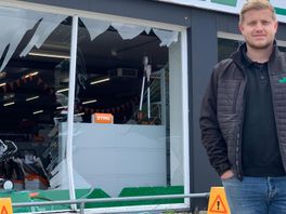 Ondernemer Sander ter Wijlen voor zijn beschadigde winkel