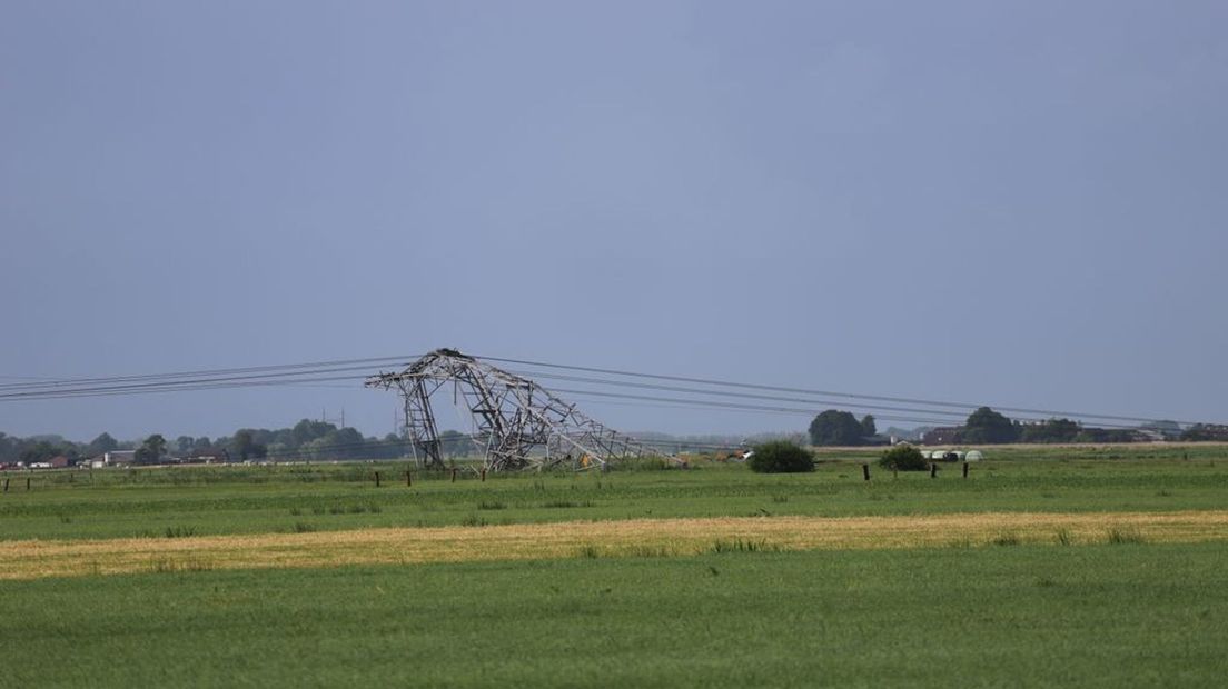 Een van de omgewaaide hoogspanningsmasten in Oosterwolde.