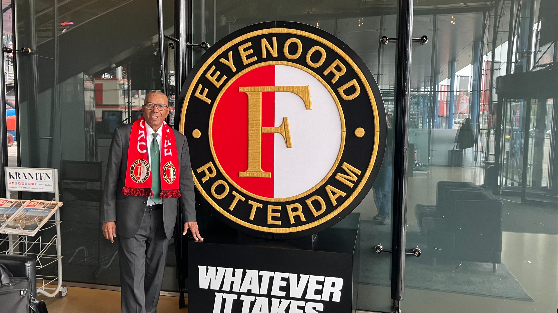 Walter werkt al 50 jaar als suppoost in De Kuip.