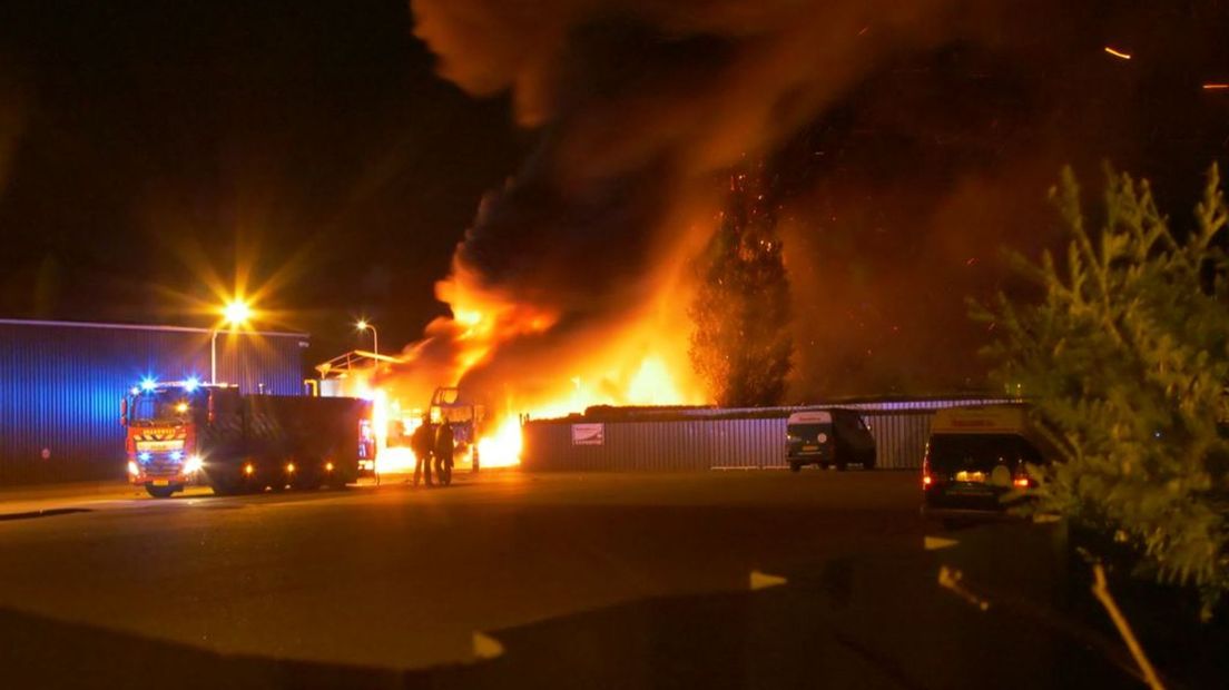 Vijf vrachtwagens gaan volledig in vlammen op in Ermelo.