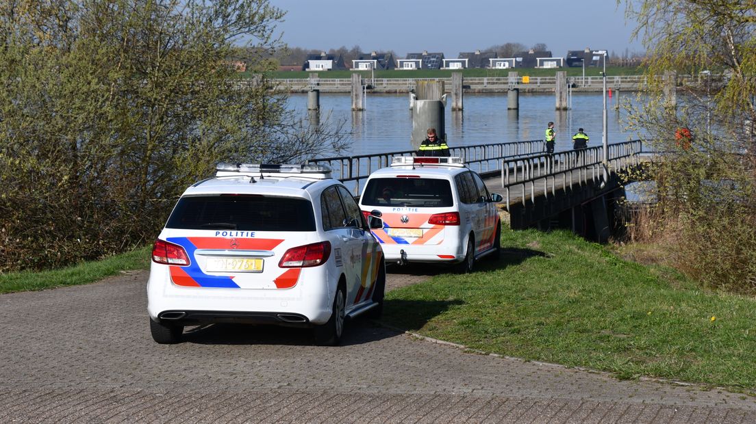 Politie op de plek waar de auto in het water ligt.