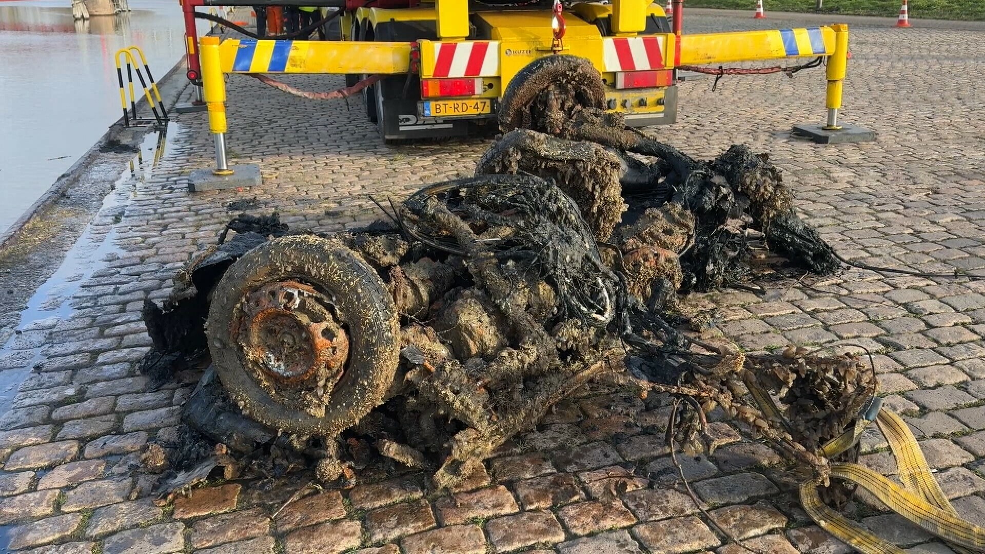 Restanten van auto uit Kanaal door Walcheren getakeld