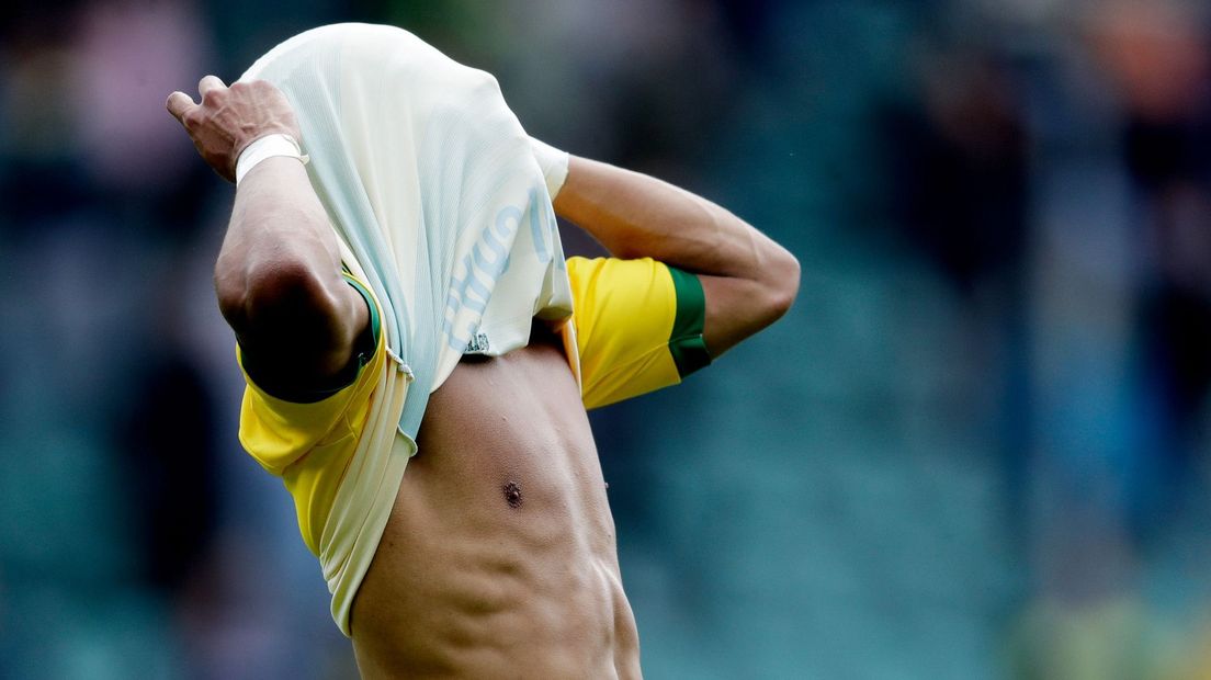 Vicente Besuijen trekt zijn shirt over het hoofd