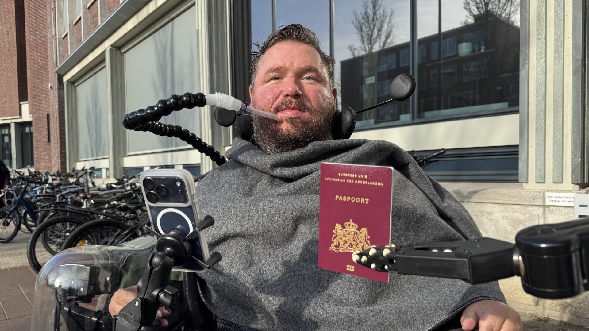 Na liftgate heeft rolstoeler Frank paspoort én excuses gekregen van gemeente Vlissingen