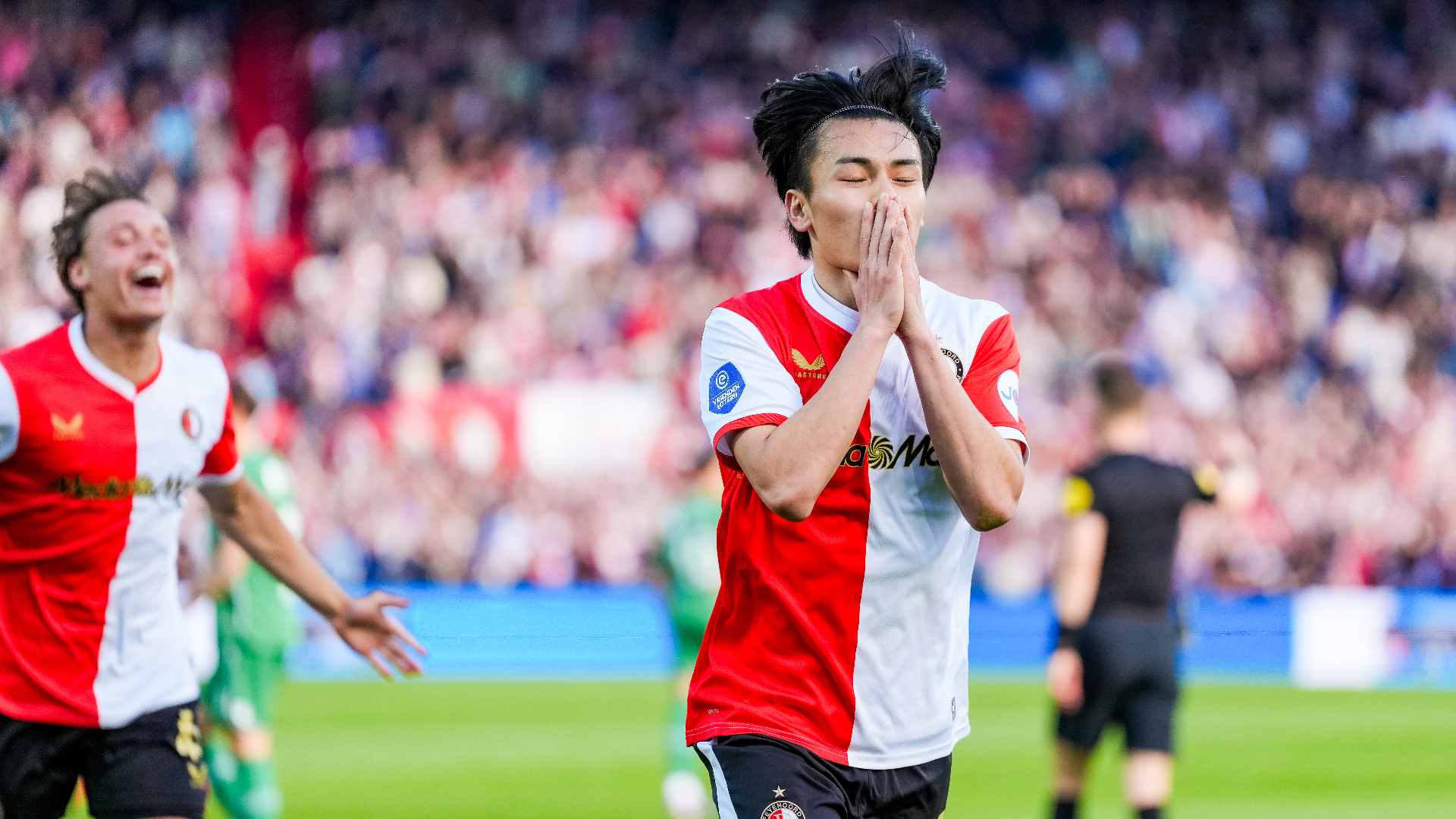 Ayase Ueda viert zijn tweede treffer tegen FC Groningen