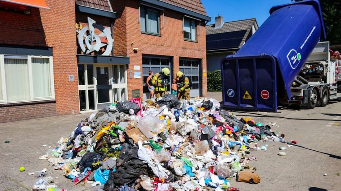 Een brand in een vuilniswagen in Apeldoorn vorige maand op archiefbeeld.