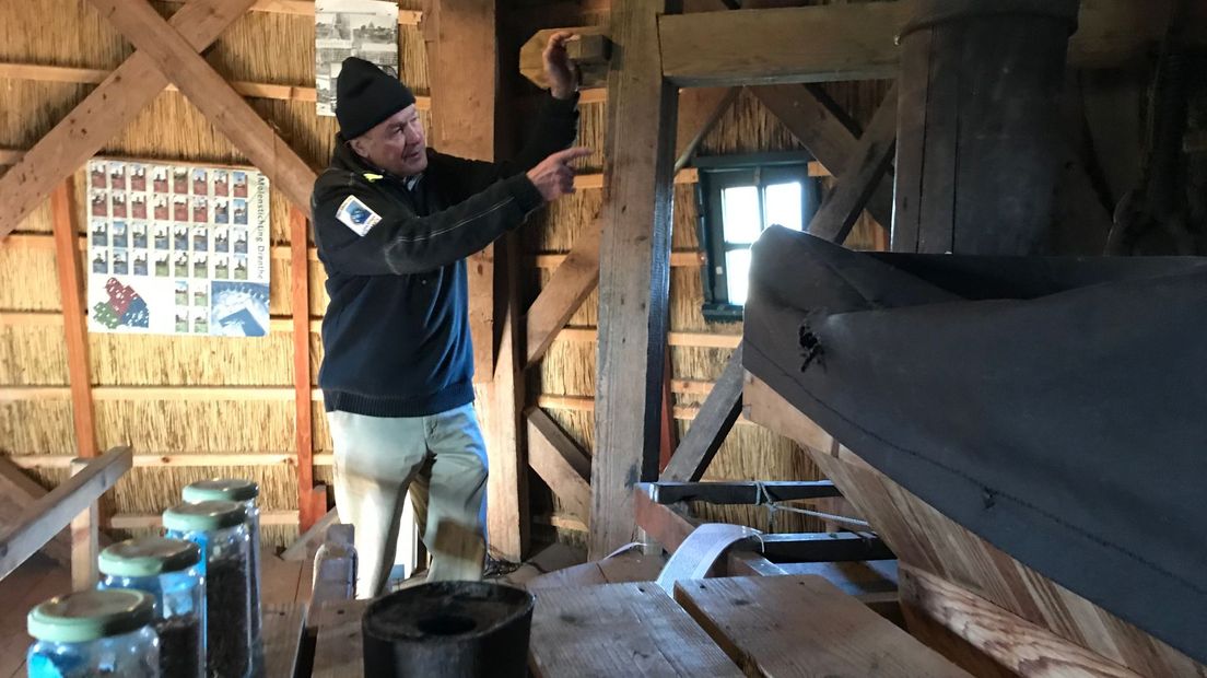 Dirk Tijseling geeft een rondleiding door de molen