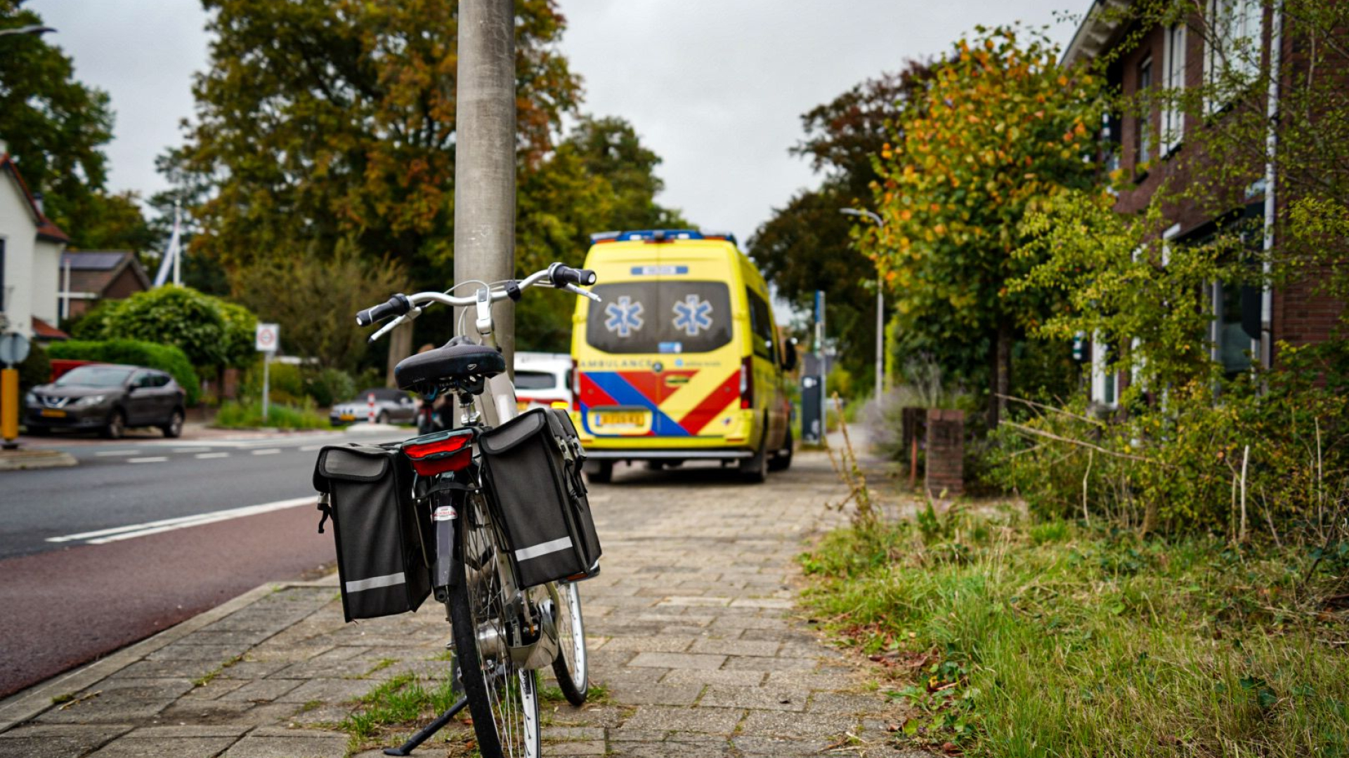 Botsing auto en vrachtwagen • Fietser gewond.