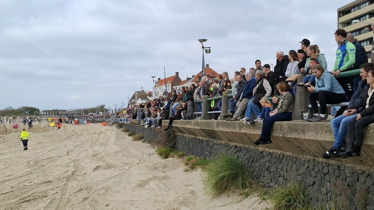 Duizenden toeschouwers zien Belg Martens onbedreigd winnen op Strandcross Vlissingen