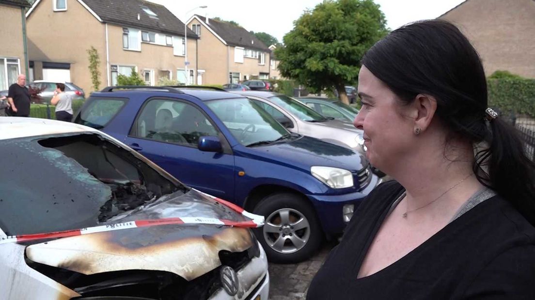 Jennifer Donker naast haar auto.