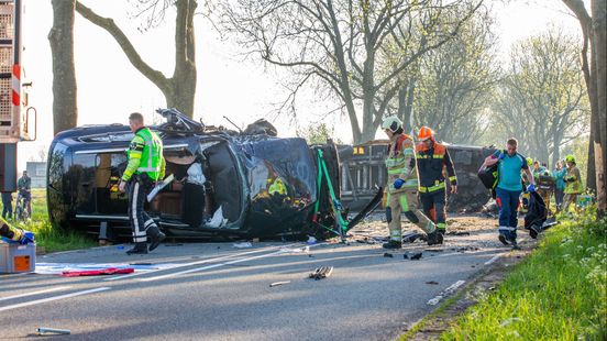 3 gewonden bij ernstig ongeluk bij Woerdense Verlaat, weg volledig afgesloten. 3 gewonden bij ernstig ongeluk bij Woerdense Verlaat, weg volledig afgesloten.