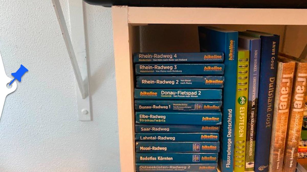 Albert heeft diverse bikeline routeboekjes in de aanbieding