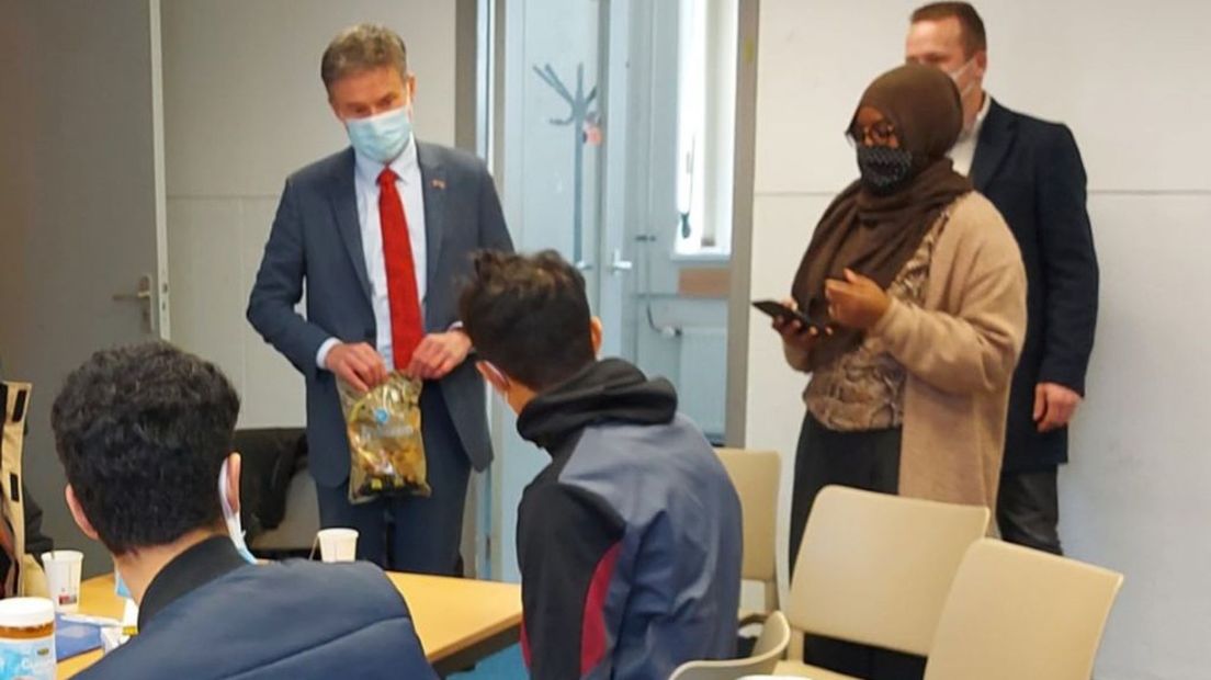 Burgemeester Duiven ontvangt de eerste jonge vluchtelingen.
