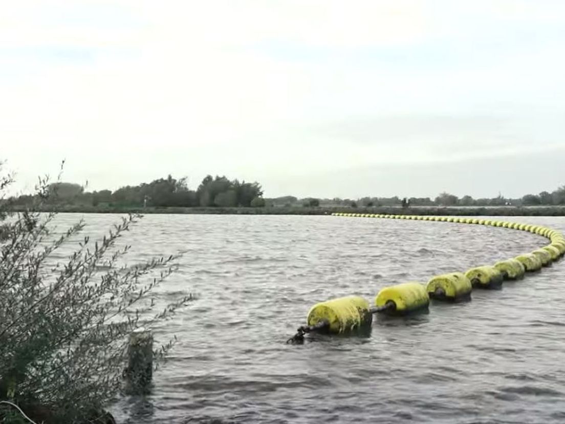 De afsluiting in het water van de Biesbosch
