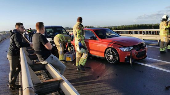Gewonde na ongeluk op Rijnbrug, weg in beide richtingen dicht. Gewonde na ongeluk op Rijnbrug, weg in beide richtingen dicht.