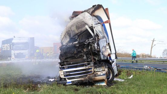 Weg weer deels open na zwaar ongeval op A15, vrachtwagen in brand. Weg weer deels open na zwaar ongeval op A15, vrachtwagen in brand.